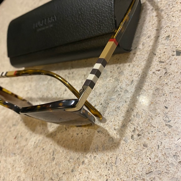 BRAND NEW BURBERRY SUNGLASSES - Picture 3 of 3